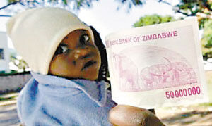 津巴布韦人展示该国发行的纸币。
