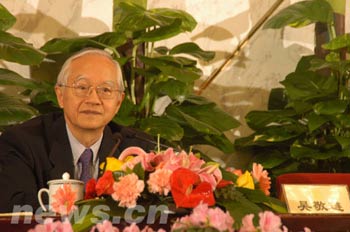 吴敬琏:现在股市出现问题政府救市是应该的